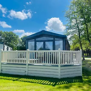 Pebble With Hot Tub Holiday home York